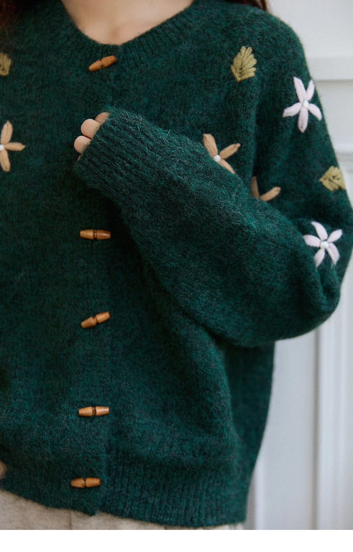 MISHOW Women's Winter Cardigan 2025 New Retro Flower Embroidery Green Knitted Cardigan Casual Long-sleeved Tops MXE86Z2729