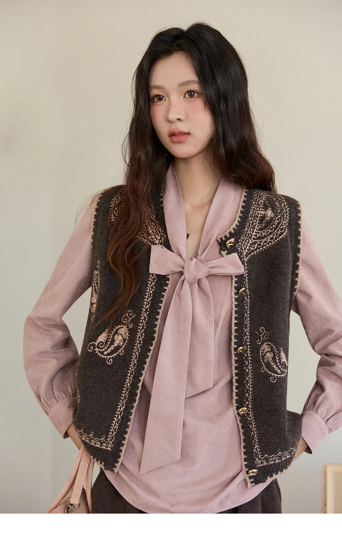 MISHOW Patterned Embroidered Vest for Women 2025 Retro Crew Neck Sleeveless Knitted Vest Commute Women's Winter Vest MXE86Z2745