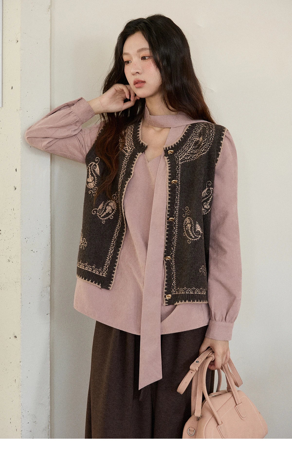 MISHOW Patterned Embroidered Vest for Women 2025 Retro Crew Neck Sleeveless Knitted Vest Commute Women's Winter Vest MXE86Z2745