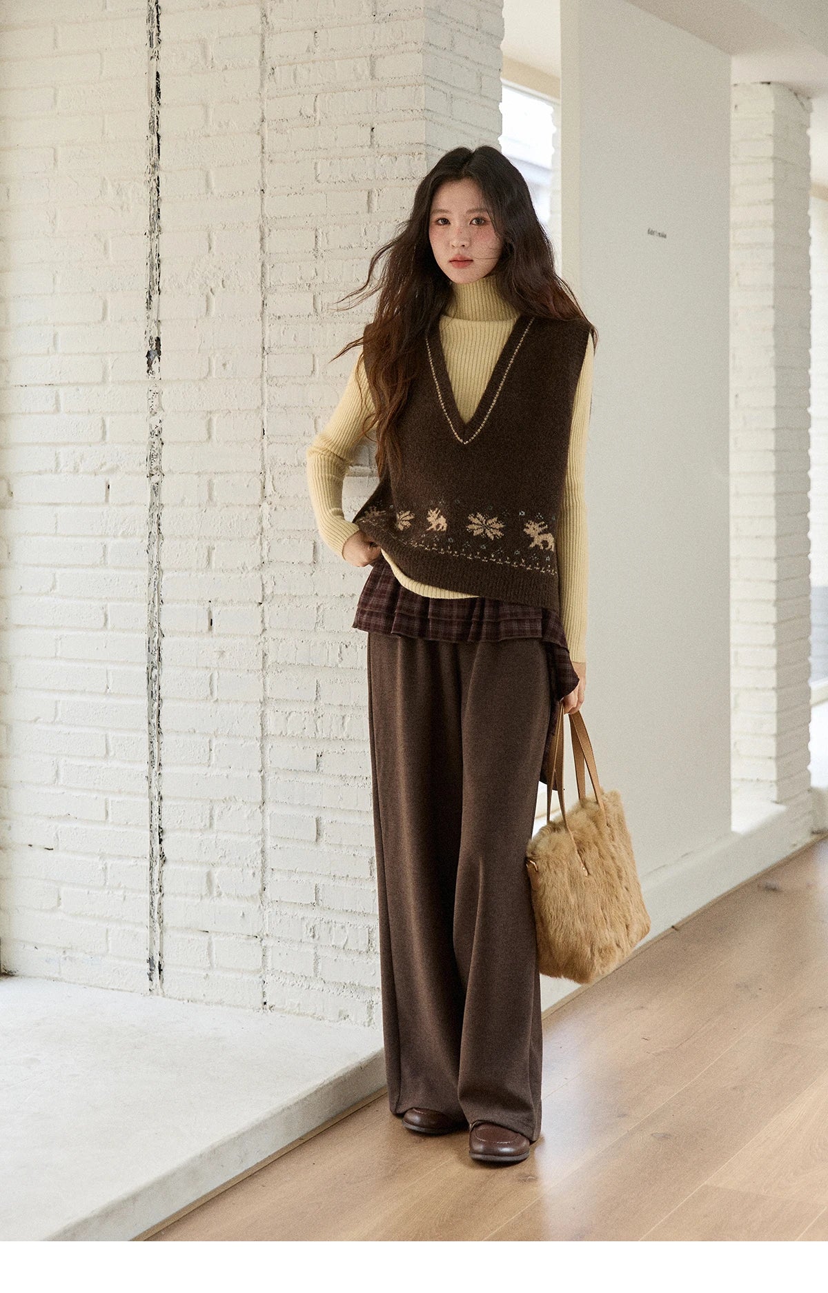 MISHOW Woman Sweater Vest 2025 Winter Retro Brown Jacquard V-neck Knitted Vest Loose Commute Versatile Pullover MXE86Z2659