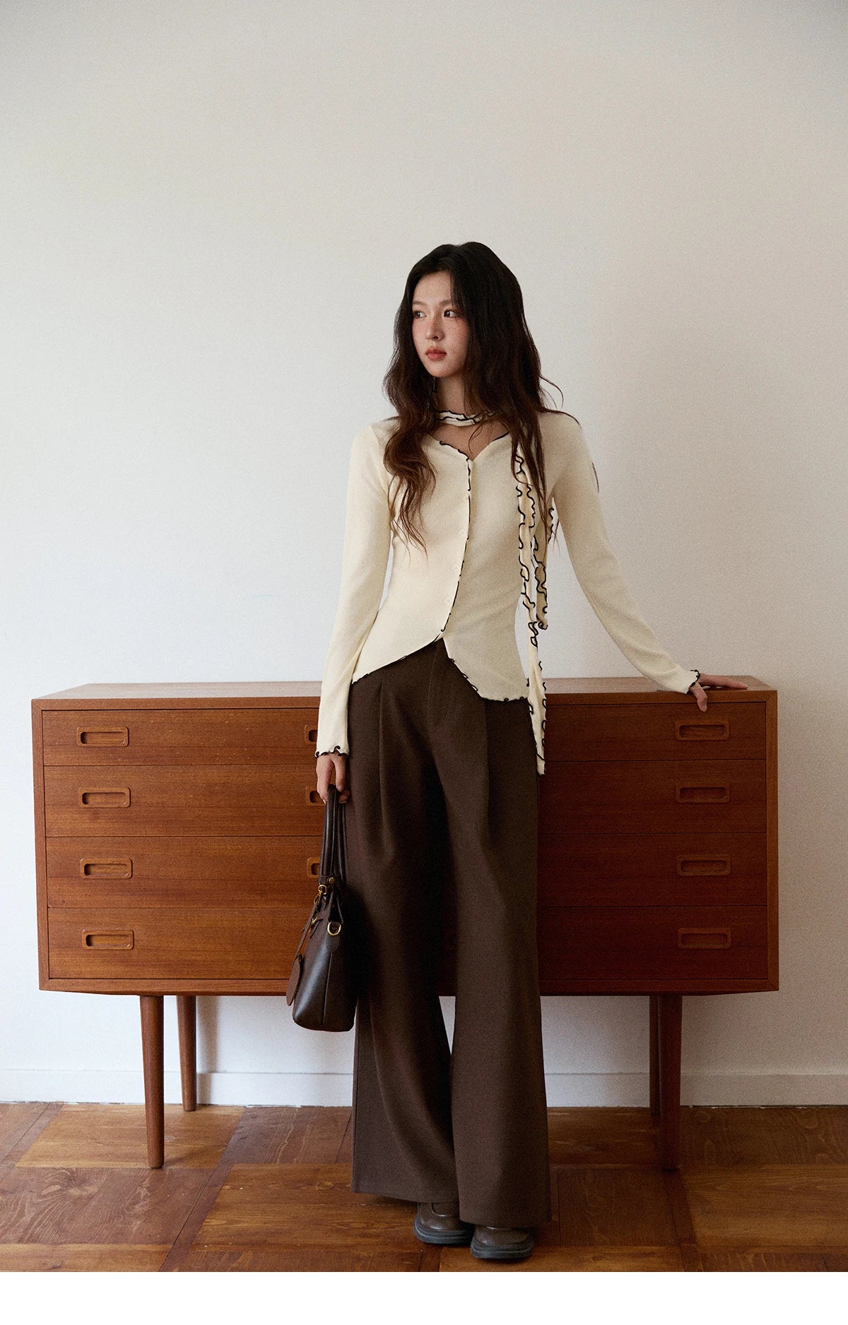 MISHOW New Ruffled Edge Knitted Pullovers for Woman 2025 Retro Slim V-neck Ribbon Knit Top Cmfortable Winter Clothes MXE86Z2728