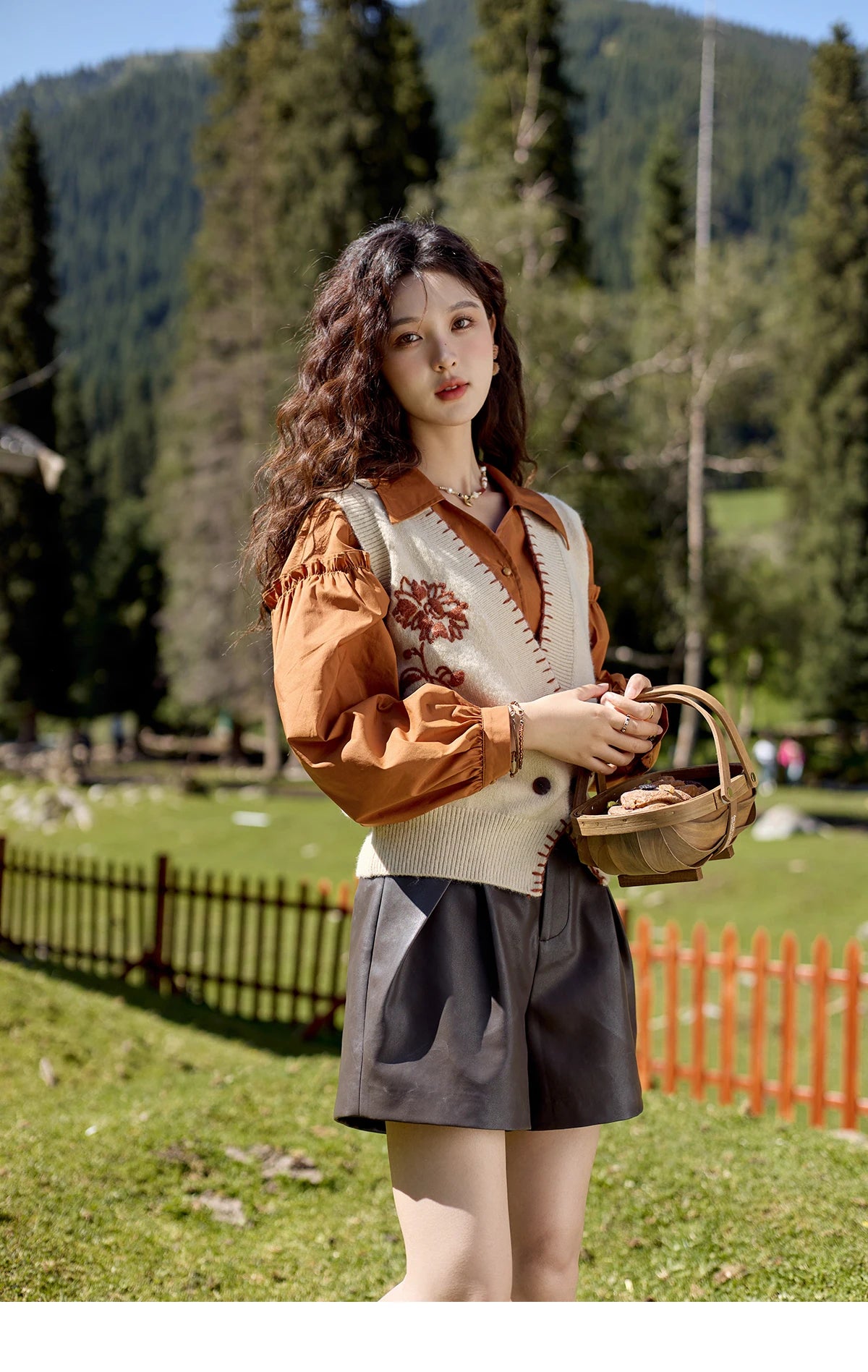 MISHOW Sleeveless Knitted Sweater Vest 2024 Autumn Arctic Velvet Sweater V-neck Towel Embroidered Hook Flower Tops MXD42Z0701