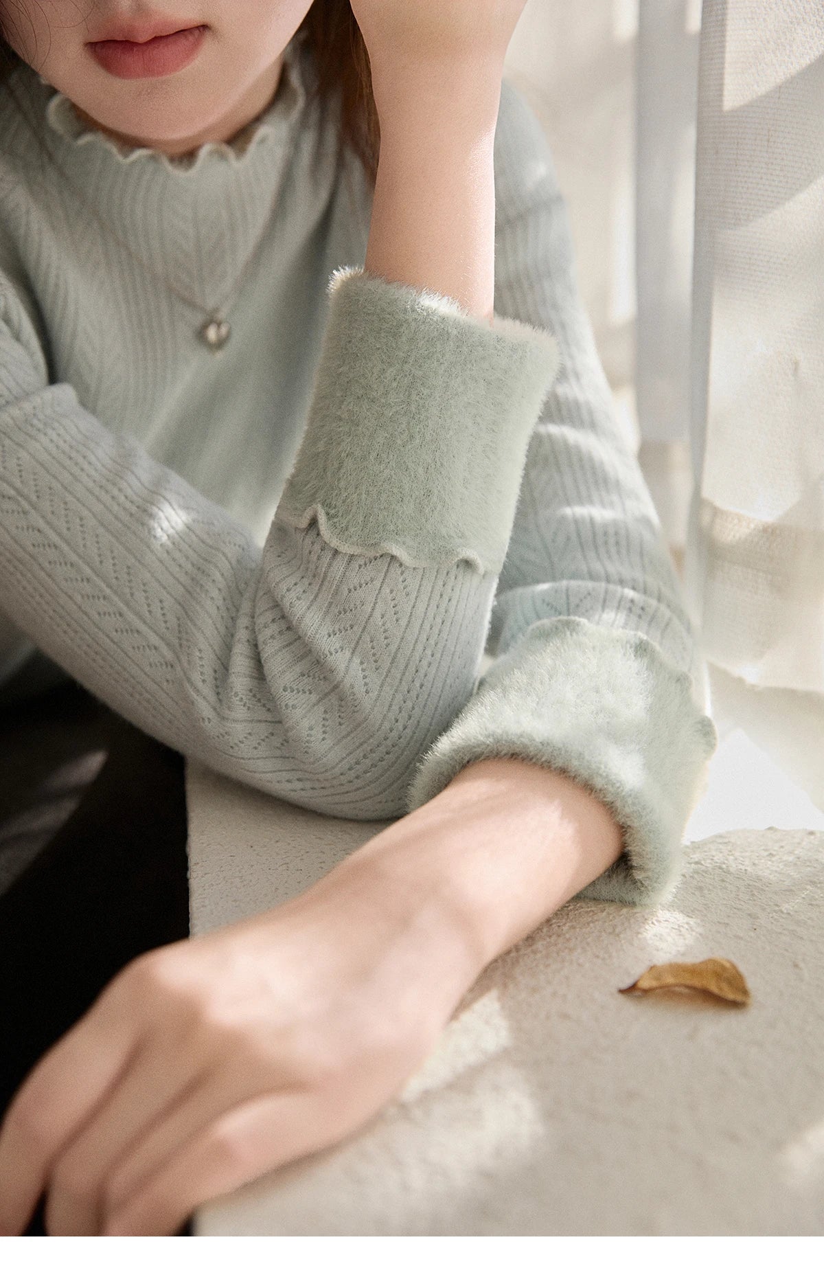 MISHOW Women's One Piece Velvet Thickened Bottom Tops 2025 Winter Versatile Black Fungus Edge Collar Knitted Tops MXE88Z2597