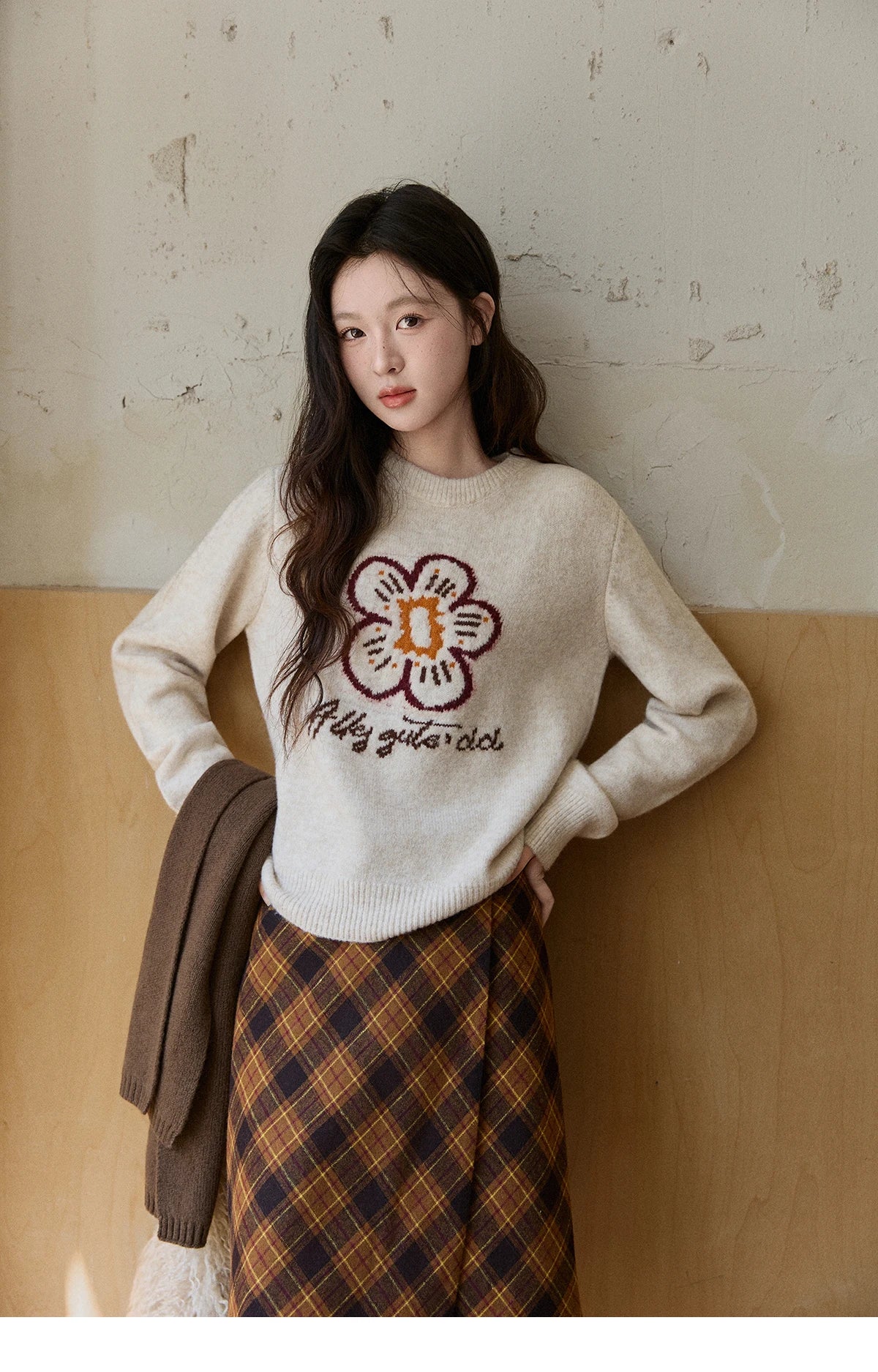 MISHOW Women's Beige Knitted Sweater 2025 Winter Flower Pattern Letter Print Tops O-neck Loose Warm Pullover Sweater MXE91Z2869