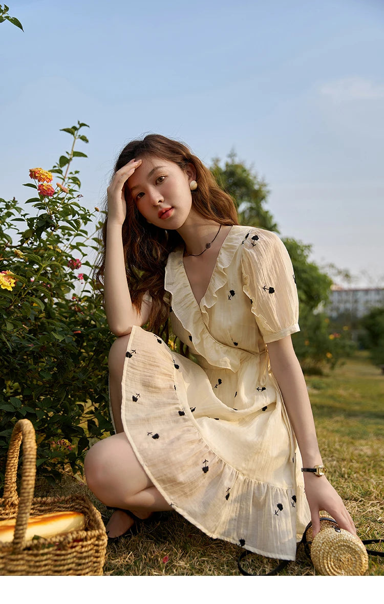 MISHOW Women's French Floral Dress 2025 Summer High Waist Puff Sleeve V-Neck Rufflle A-line Sweet Knee-Length Dresses MXC21L1282