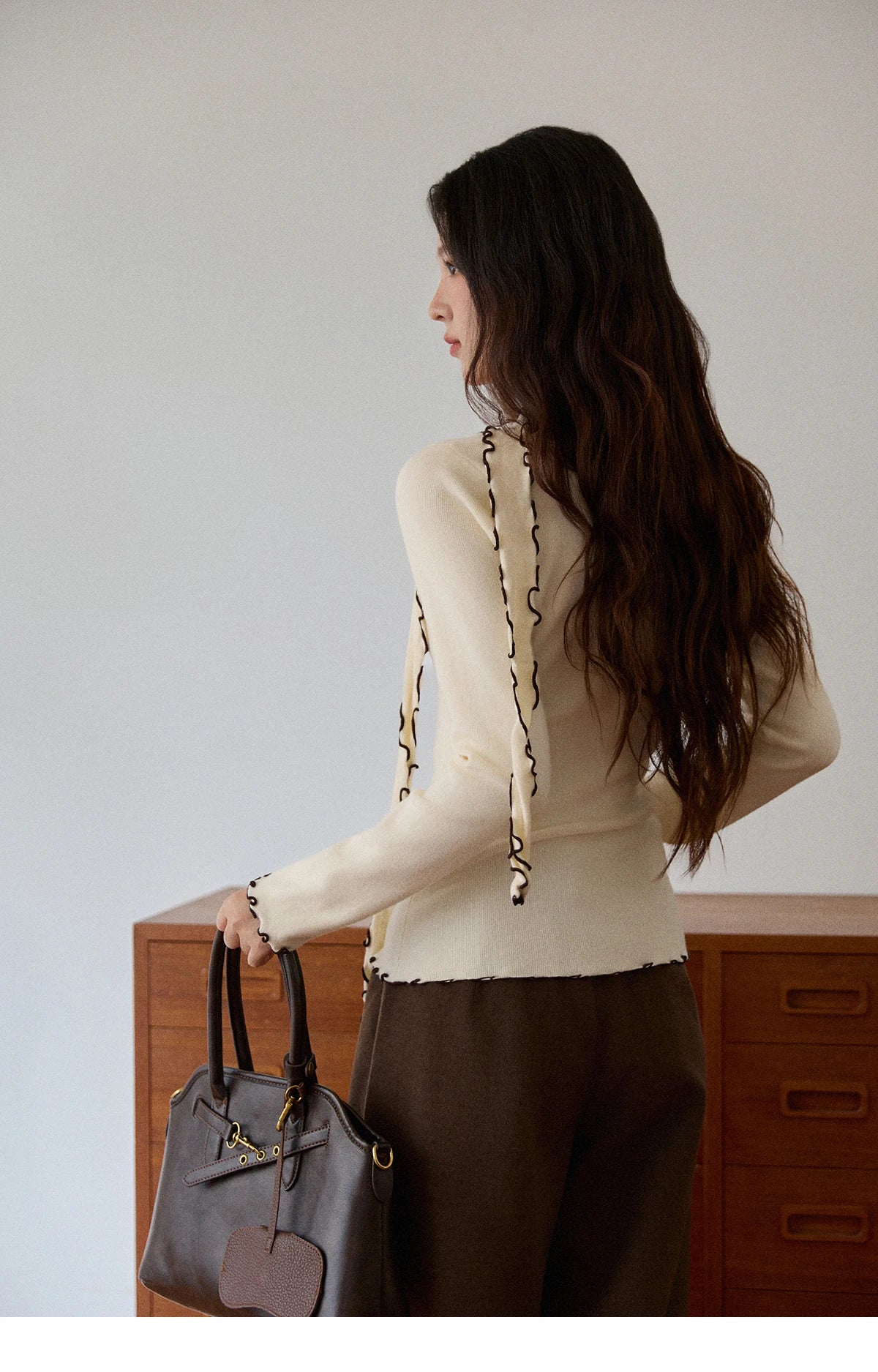 MISHOW New Ruffled Edge Knitted Pullovers for Woman 2025 Retro Slim V-neck Ribbon Knit Top Cmfortable Winter Clothes MXE86Z2728