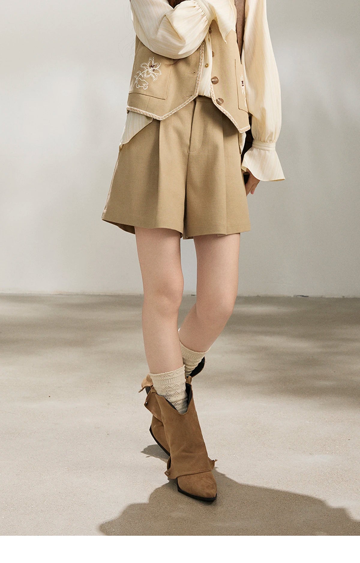 MISHOW Women's Khaki Wide Leg Shorts Spring High Waist Pleated Short Pants Back Elastic Waist Casual Loose Shorts MXF13K1202