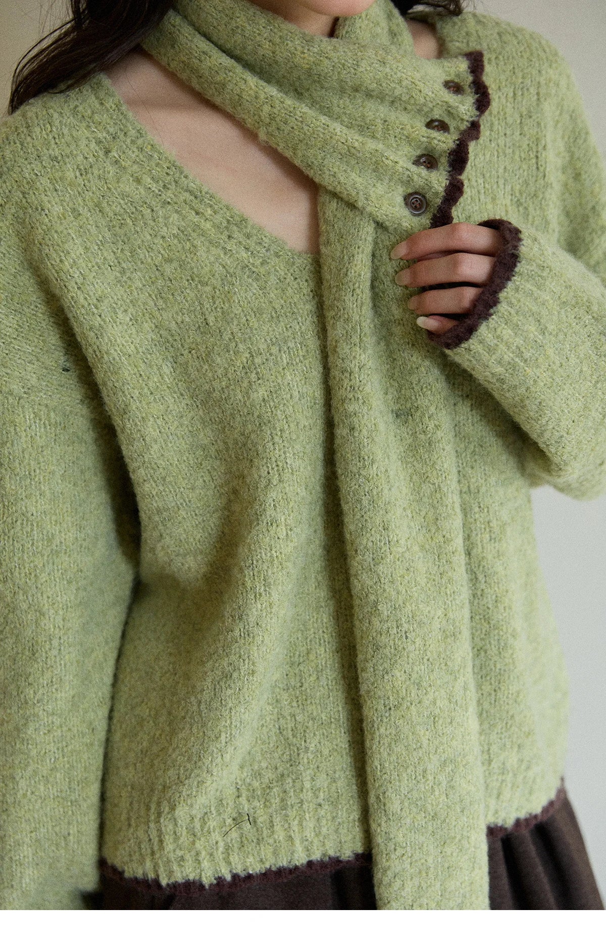 MISHOW Woman Green Detachable Scarf Sweater 2025 Winter Fashion V-neck Long Sleeves Thick Knit Pullovers Casual Top MXE90Z2791