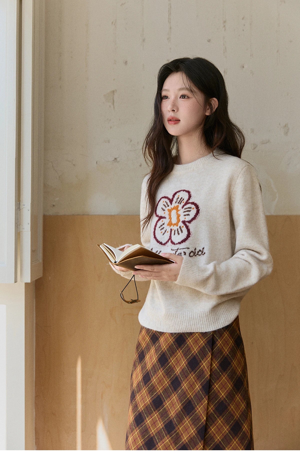MISHOW Women's Beige Knitted Sweater 2025 Winter Flower Pattern Letter Print Tops O-neck Loose Warm Pullover Sweater MXE91Z2869