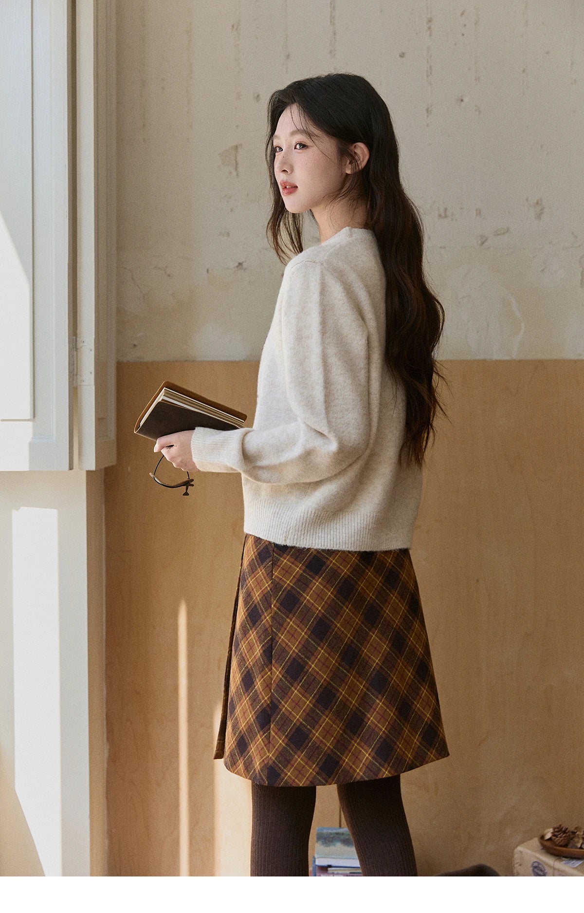 MISHOW Women's Beige Knitted Sweater 2025 Winter Flower Pattern Letter Print Tops O-neck Loose Warm Pullover Sweater MXE91Z2869