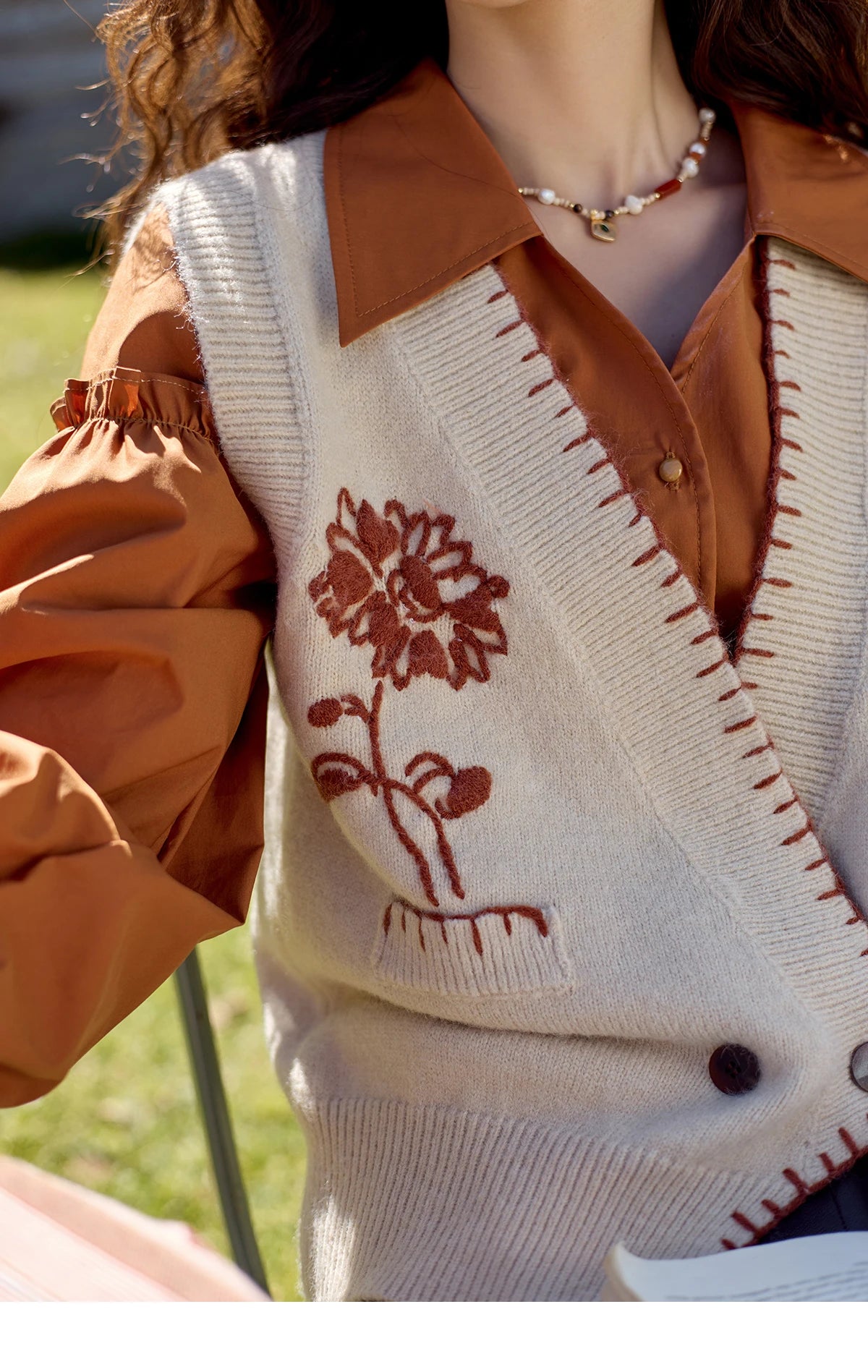 MISHOW Sleeveless Knitted Sweater Vest 2024 Autumn Arctic Velvet Sweater V-neck Towel Embroidered Hook Flower Tops MXD42Z0701