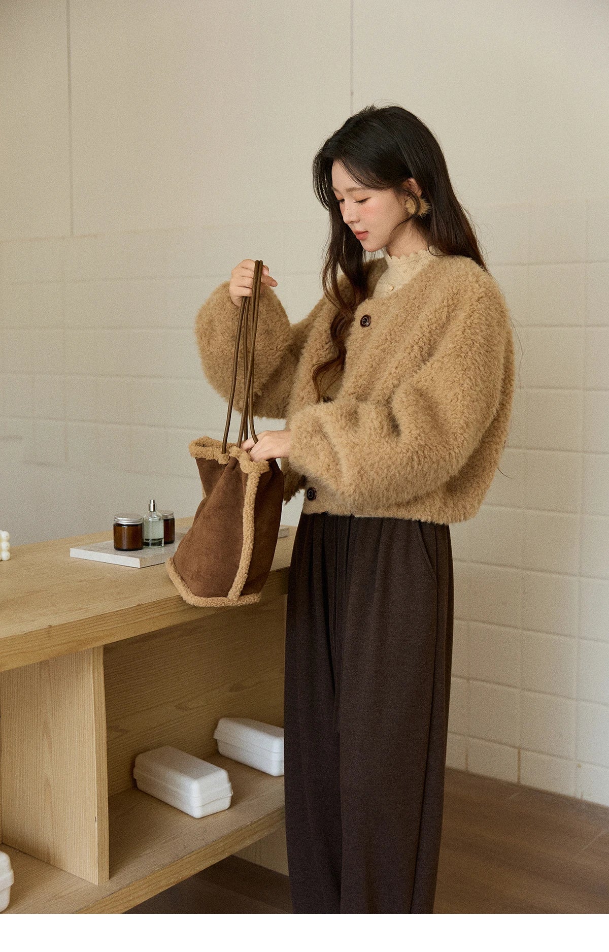 MISHOW Women's Lamb Wool Jacket 2025 Winter Retro Casual Coat Crew Neck Long Sleeve Soft Jacket Commuting Windproof MXE90W0995