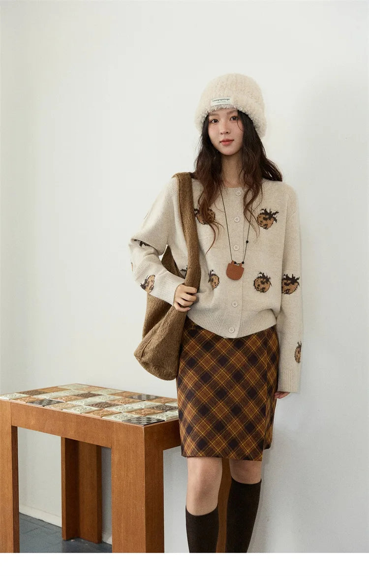 MISHOW Cardigan Women 2025 Autumn Winter Fashion Fuuny Pineapple Jacquard Round Neck Single-breasted Sweater Woman MXE87Z2752