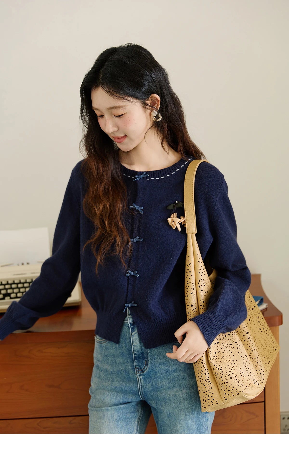 MISHOW Christmas Soft Knitted Cardigan Autumn Bow Placket Retro with Brooch Lantern Sleeve Sweaters O Neck Solid Top MXE45Z1377