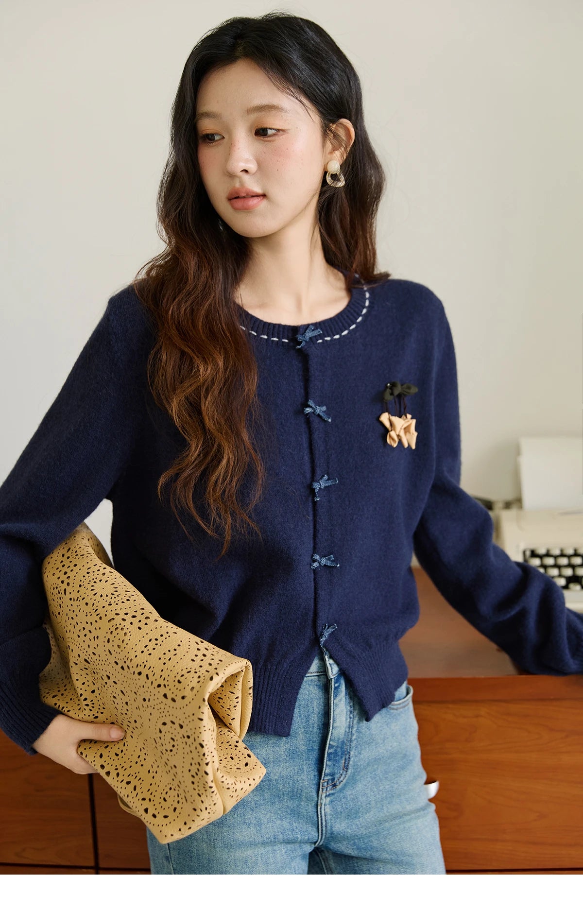 MISHOW Christmas Soft Knitted Cardigan Autumn Bow Placket Retro with Brooch Lantern Sleeve Sweaters O Neck Solid Top MXE45Z1377