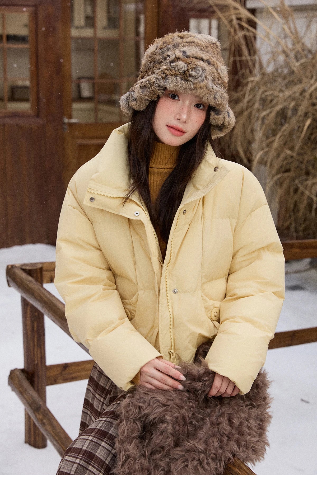 MISHOW Short Down Jacket Women 2025 Winter Fashion Blue Windproof White Duck Down Turn-down Collar Zippered Coat Warm MXE51Y0083