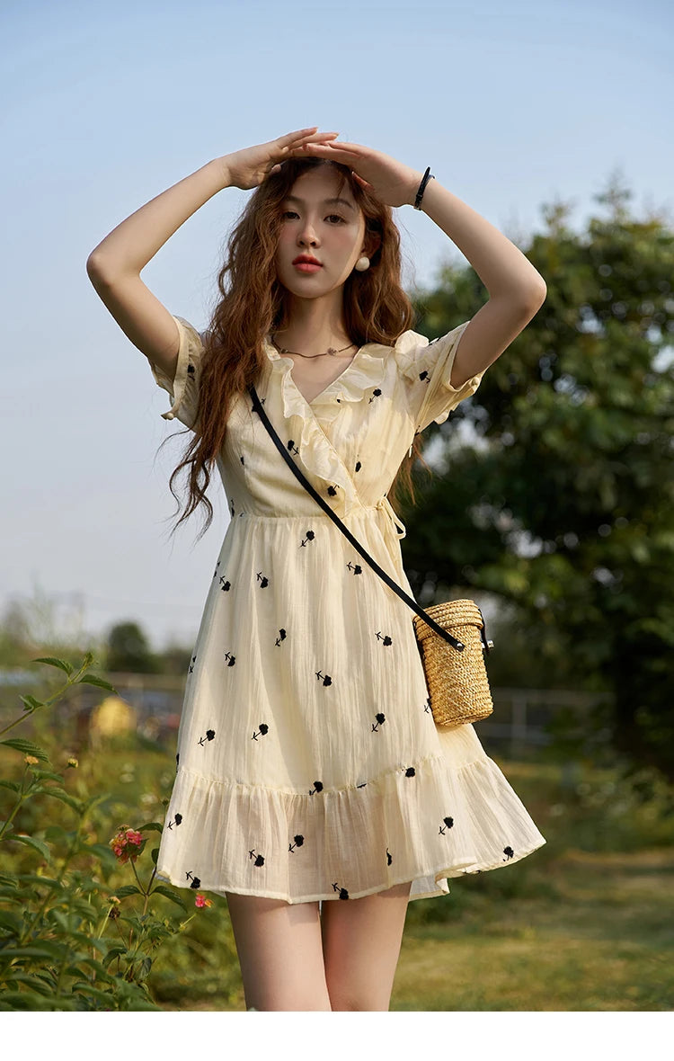 MISHOW Women's French Floral Dress 2025 Summer High Waist Puff Sleeve V-Neck Rufflle A-line Sweet Knee-Length Dresses MXC21L1282