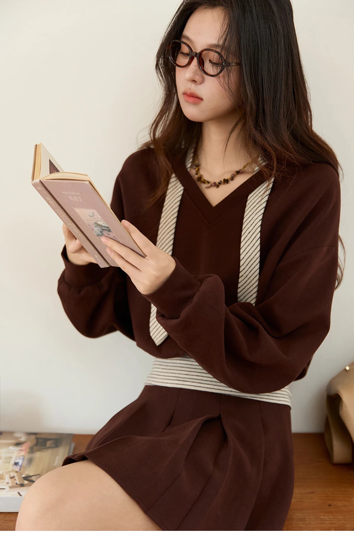 MISHOW Woman Suits 2025 Autumn Retro Brown V-Neck Sweatshirt Pleated Skirt Suit Striped Waist Belt Casual Two-piece MXE47T1415