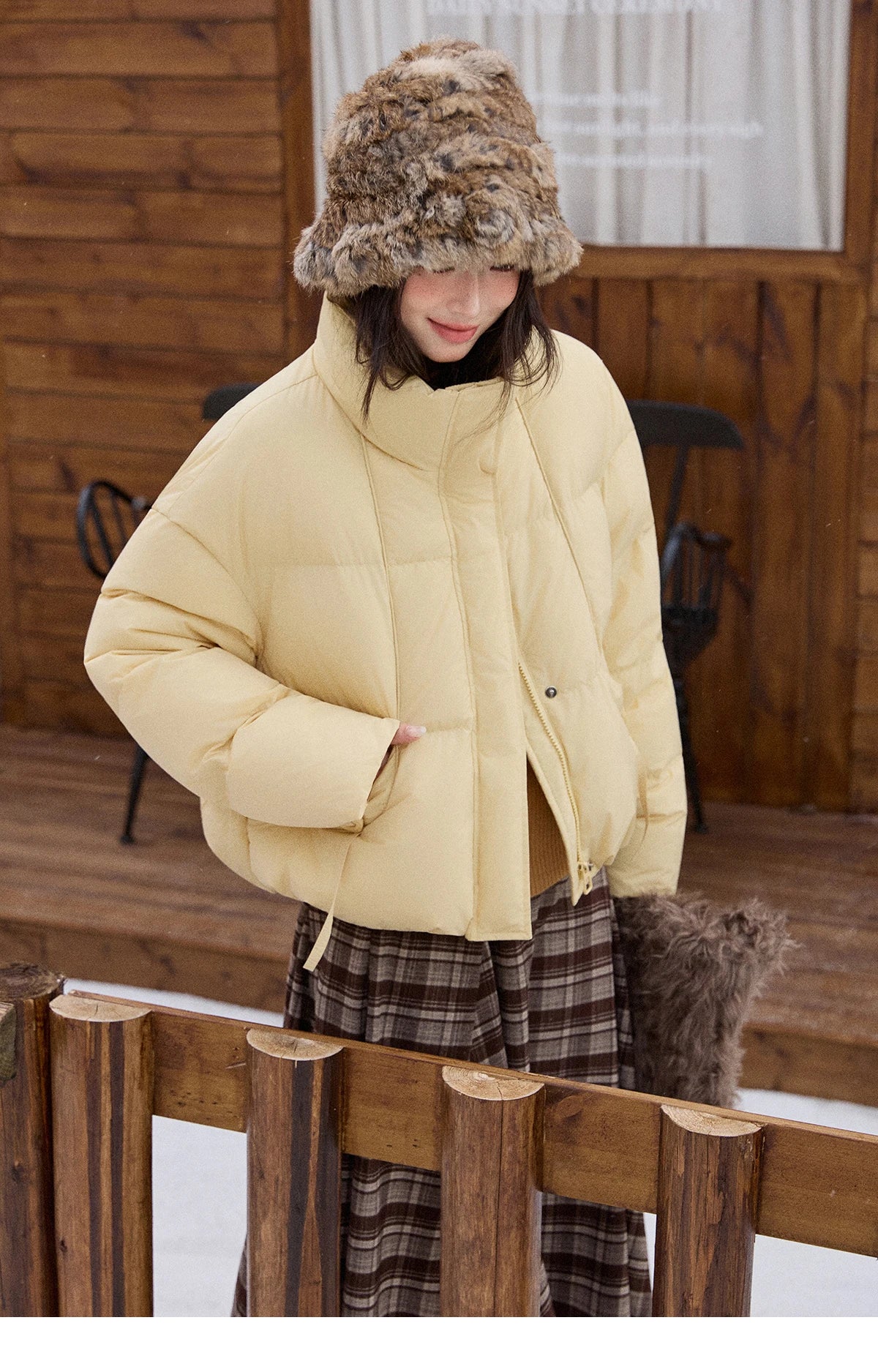 MISHOW Short Down Jacket Women 2025 Winter Fashion Blue Windproof White Duck Down Turn-down Collar Zippered Coat Warm MXE51Y0083