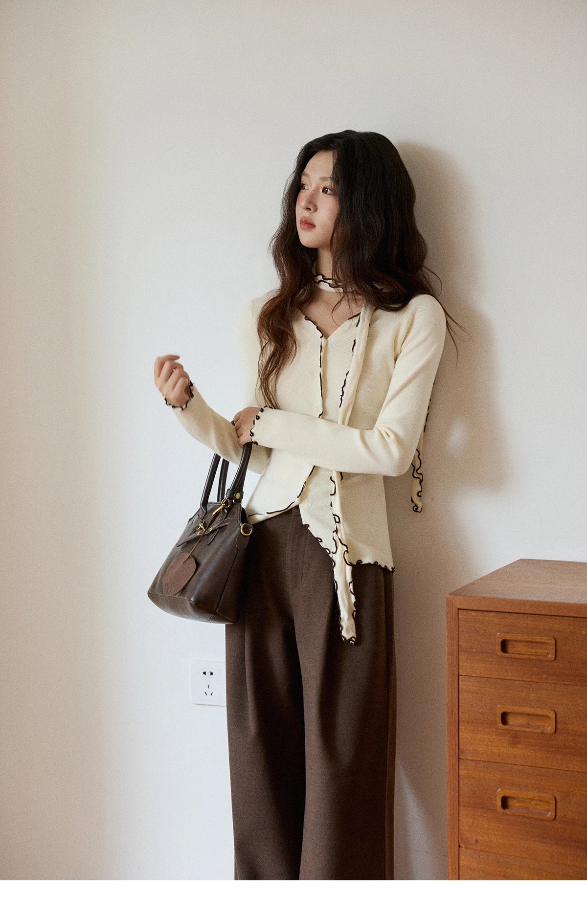 MISHOW New Ruffled Edge Knitted Pullovers for Woman 2025 Retro Slim V-neck Ribbon Knit Top Cmfortable Winter Clothes MXE86Z2728