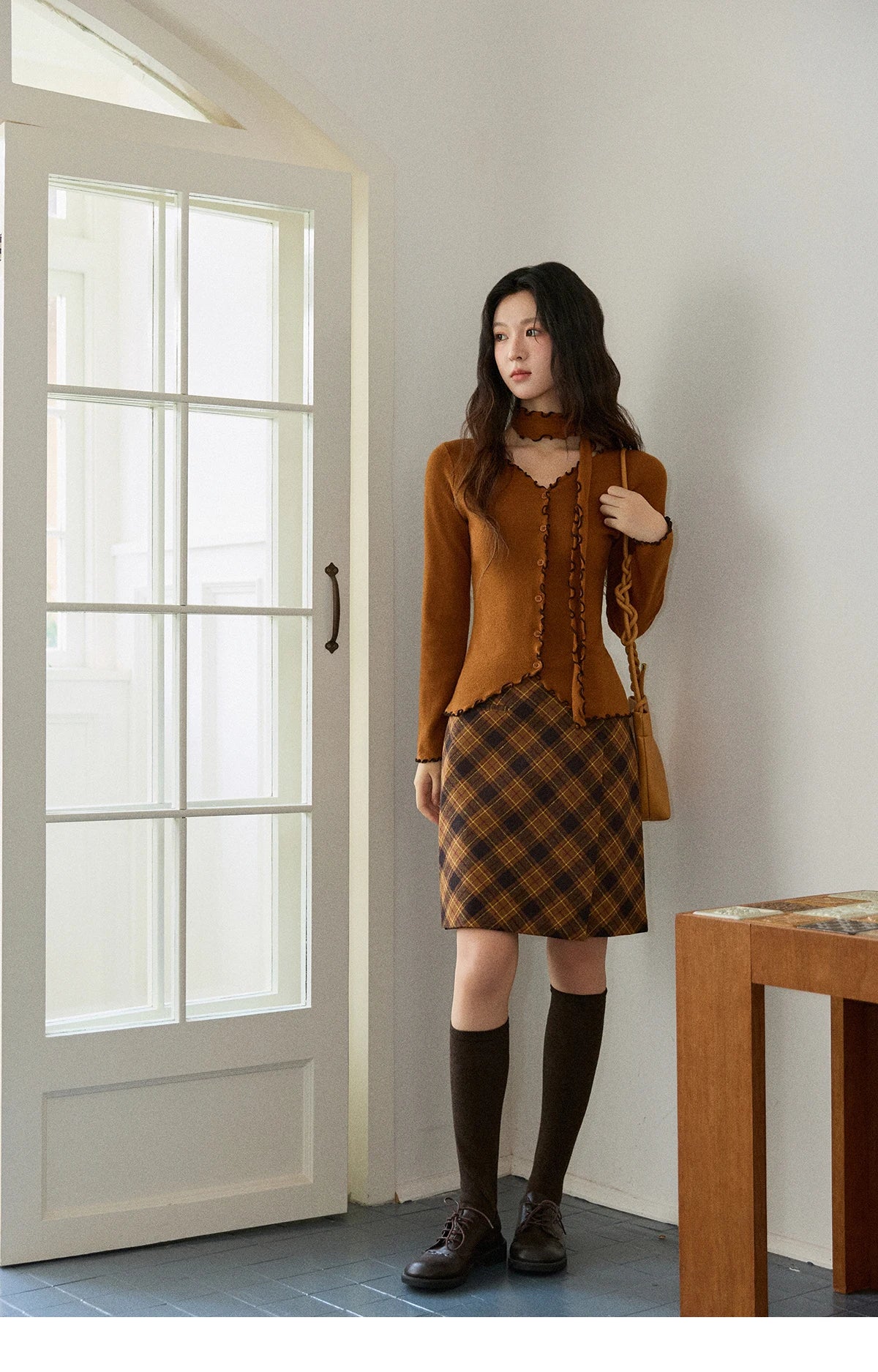 MISHOW New Ruffled Edge Knitted Pullovers for Woman 2025 Retro Slim V-neck Ribbon Knit Top Cmfortable Winter Clothes MXE86Z2728