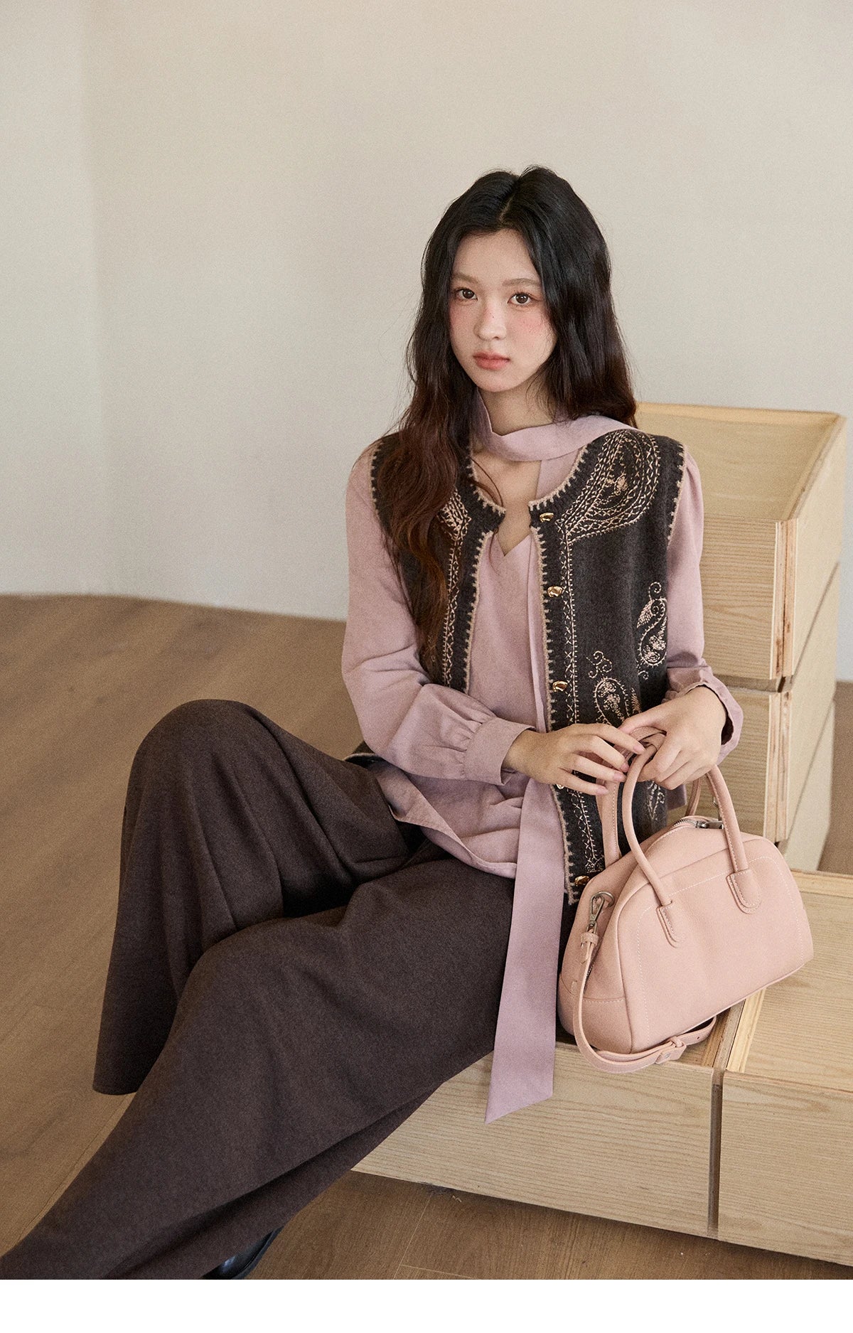 MISHOW Patterned Embroidered Vest for Women 2025 Retro Crew Neck Sleeveless Knitted Vest Commute Women's Winter Vest MXE86Z2745