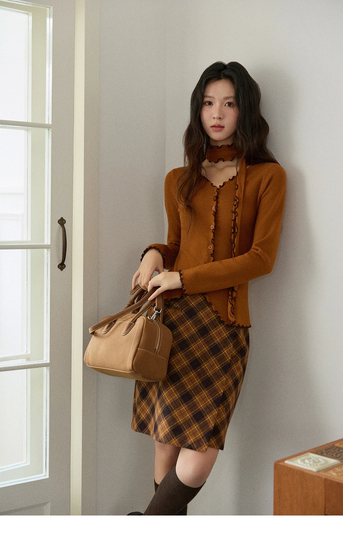 MISHOW New Ruffled Edge Knitted Pullovers for Woman 2025 Retro Slim V-neck Ribbon Knit Top Cmfortable Winter Clothes MXE86Z2728