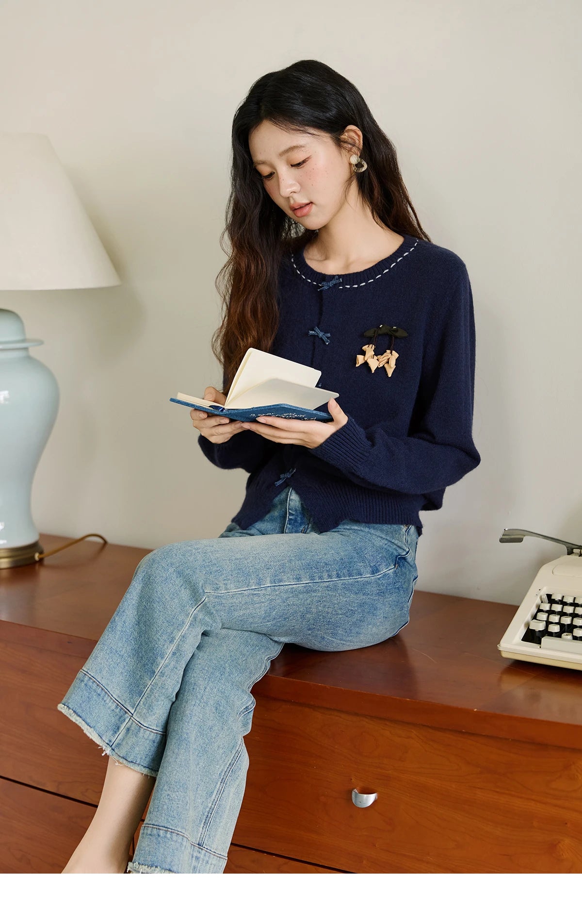 MISHOW Christmas Soft Knitted Cardigan Autumn Bow Placket Retro with Brooch Lantern Sleeve Sweaters O Neck Solid Top MXE45Z1377