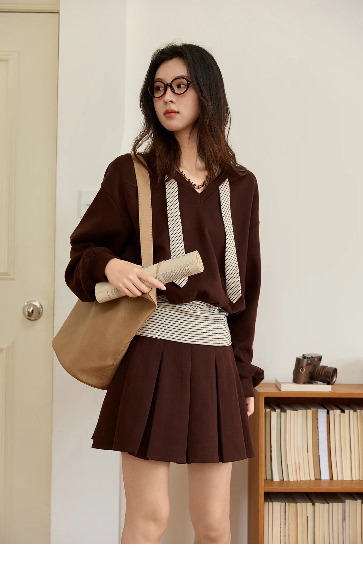 MISHOW Woman Suits 2025 Autumn Retro Brown V-Neck Sweatshirt Pleated Skirt Suit Striped Waist Belt Casual Two-piece MXE47T1415
