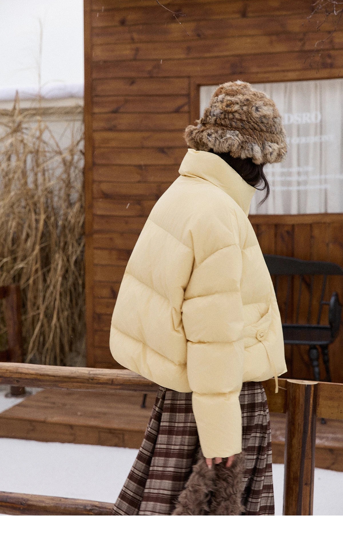 MISHOW Short Down Jacket Women 2025 Winter Fashion Blue Windproof White Duck Down Turn-down Collar Zippered Coat Warm MXE51Y0083