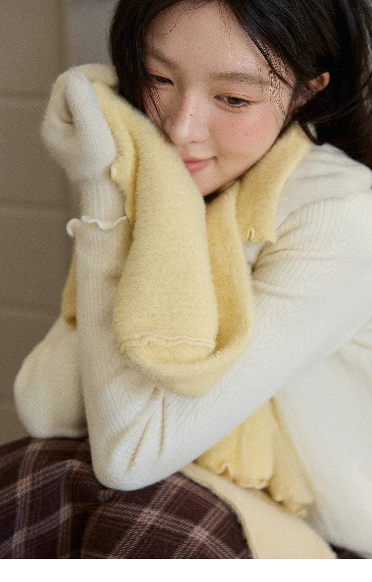 MISHOW Women's One Piece Velvet Thickened Bottom Tops 2025 Winter Versatile Black Fungus Edge Collar Knitted Tops MXE88Z2597