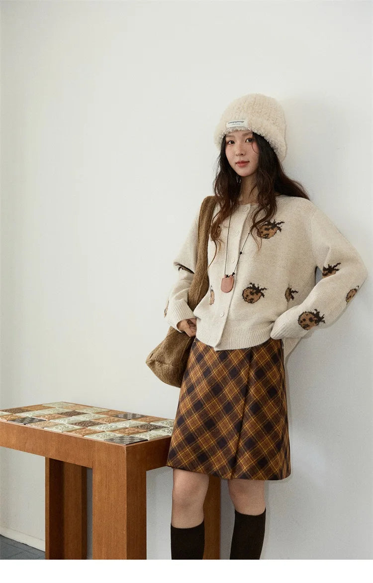 MISHOW Cardigan Women 2025 Autumn Winter Fashion Fuuny Pineapple Jacquard Round Neck Single-breasted Sweater Woman MXE87Z2752