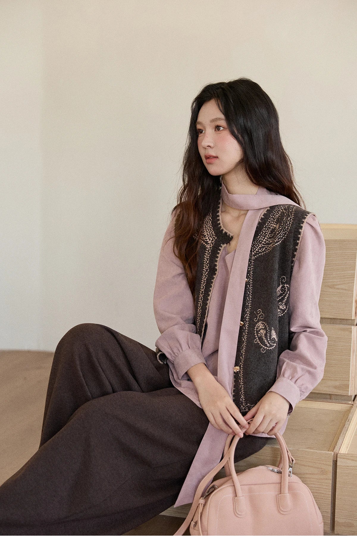 MISHOW Patterned Embroidered Vest for Women 2025 Retro Crew Neck Sleeveless Knitted Vest Commute Women's Winter Vest MXE86Z2745