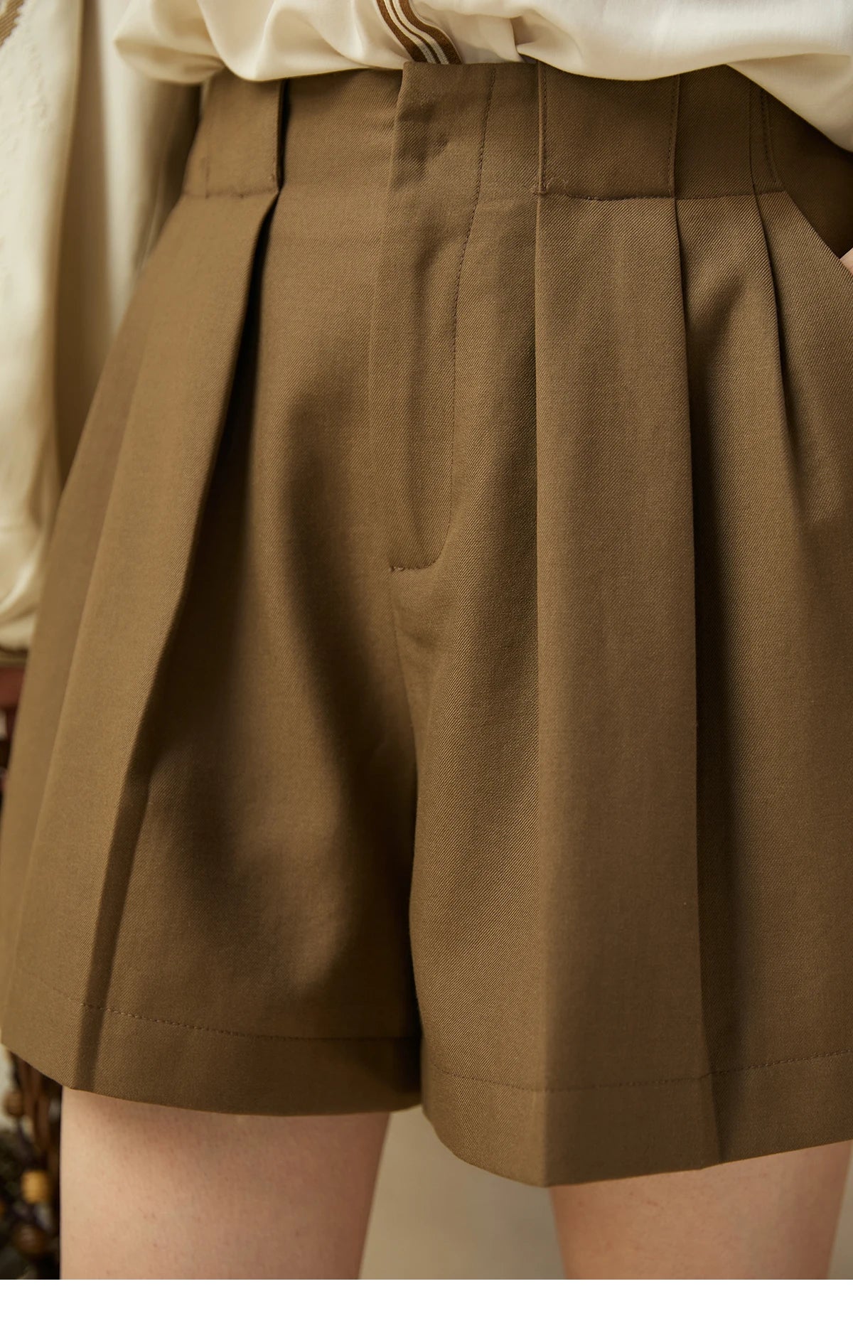 MISHOW Brown High Waist Shorts 2025 Three-dimensional I-shaped Pleated Hook Buckle Shorts Women Versatile Short Pants MXE41K1022