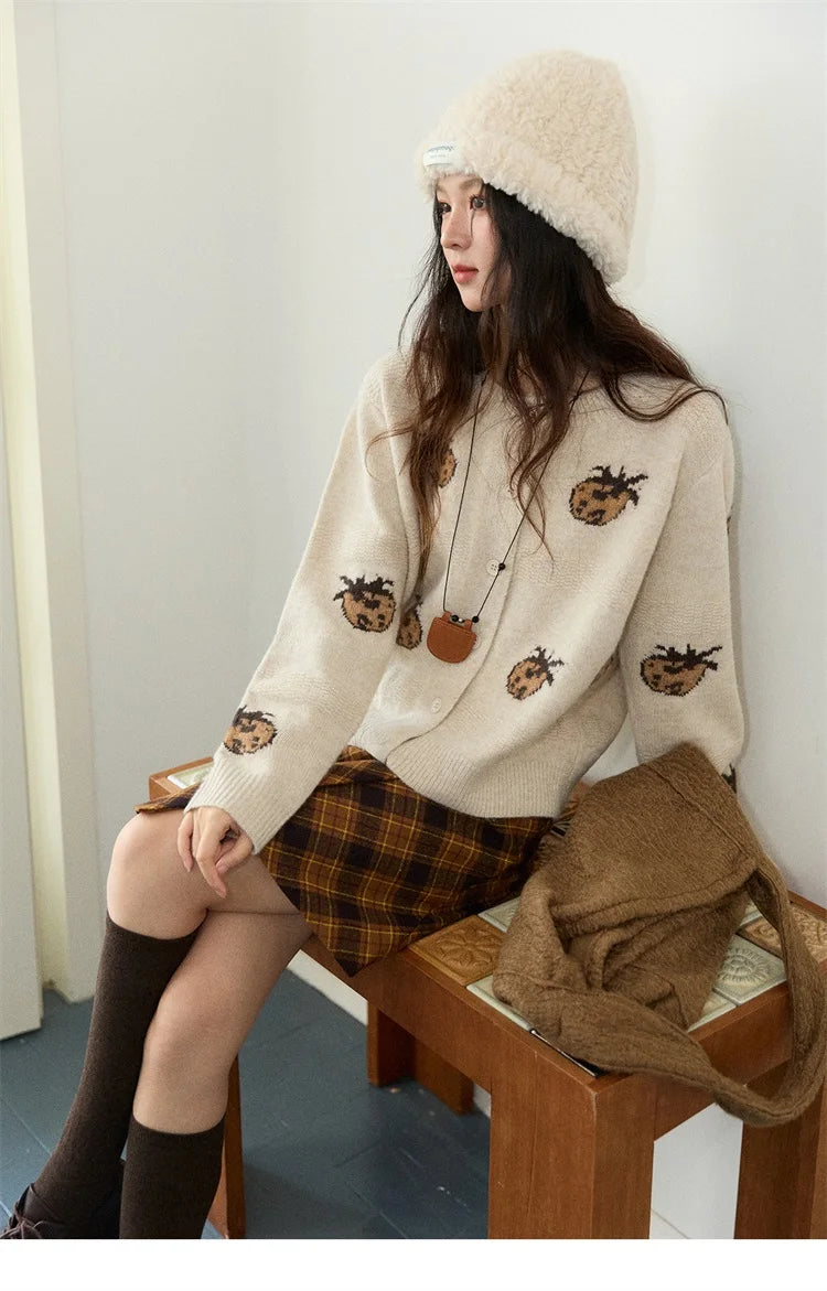 MISHOW Cardigan Women 2025 Autumn Winter Fashion Fuuny Pineapple Jacquard Round Neck Single-breasted Sweater Woman MXE87Z2752