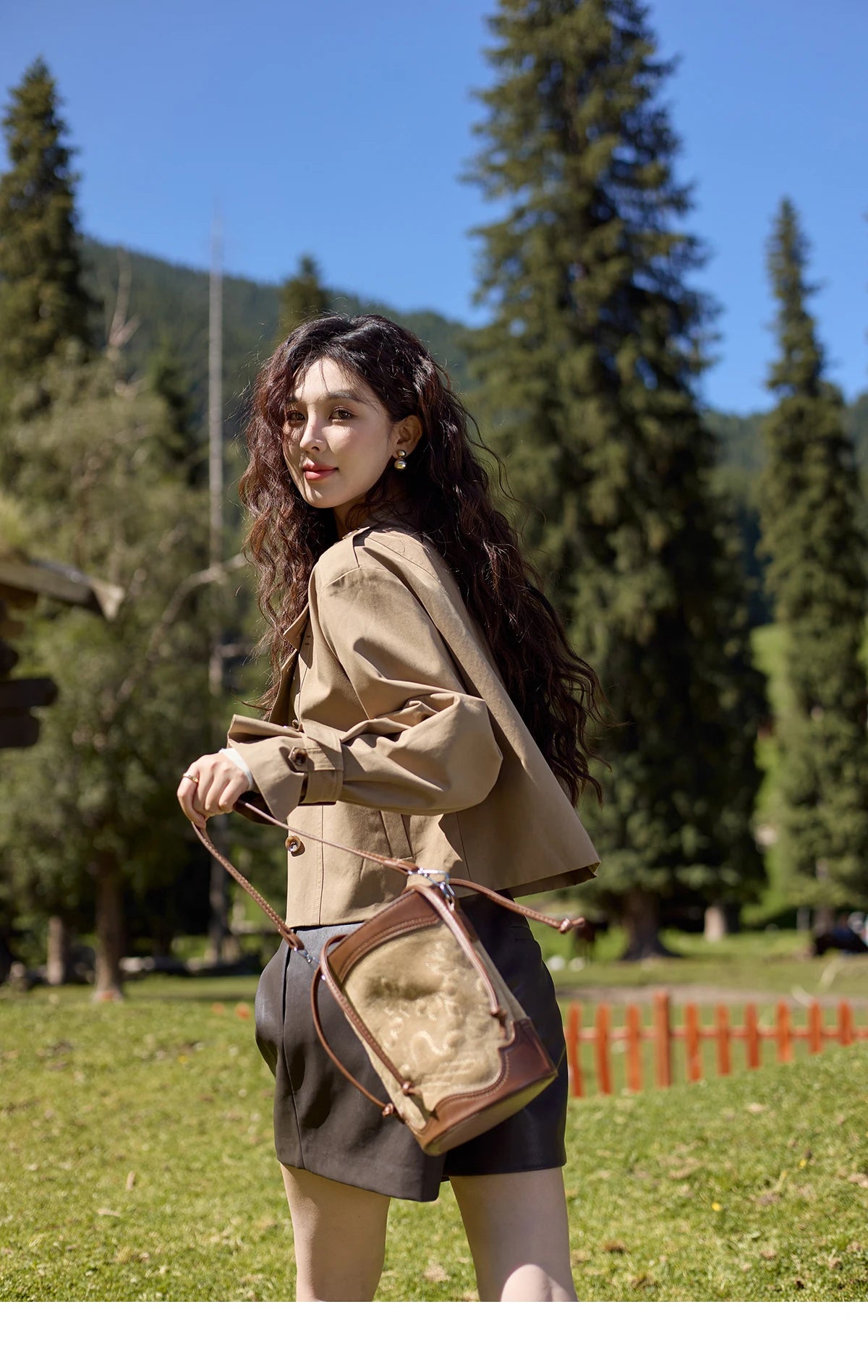 MISHOW Women's Short Fragrant Windbreaker Jacket 2024 Autumn Korean Stand Collar Double Row Placke Trench Streetwear MXD42W0386