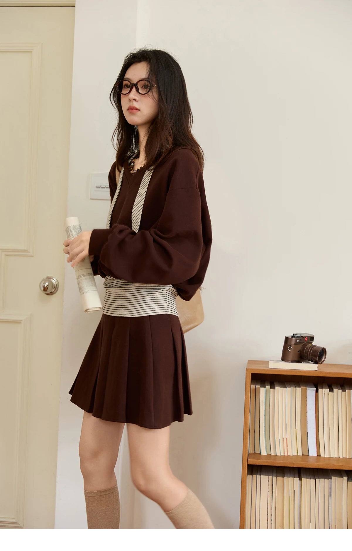 MISHOW Woman Suits 2025 Autumn Retro Brown V-Neck Sweatshirt Pleated Skirt Suit Striped Waist Belt Casual Two-piece MXE47T1415