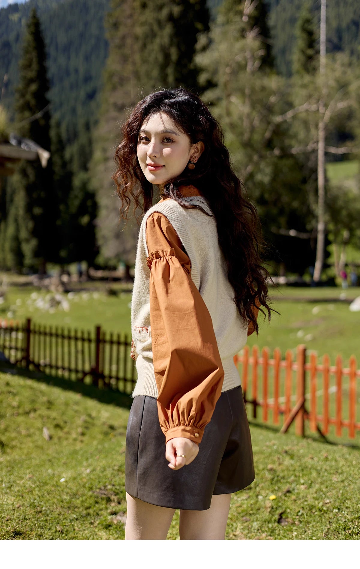 MISHOW Sleeveless Knitted Sweater Vest 2024 Autumn Arctic Velvet Sweater V-neck Towel Embroidered Hook Flower Tops MXD42Z0701