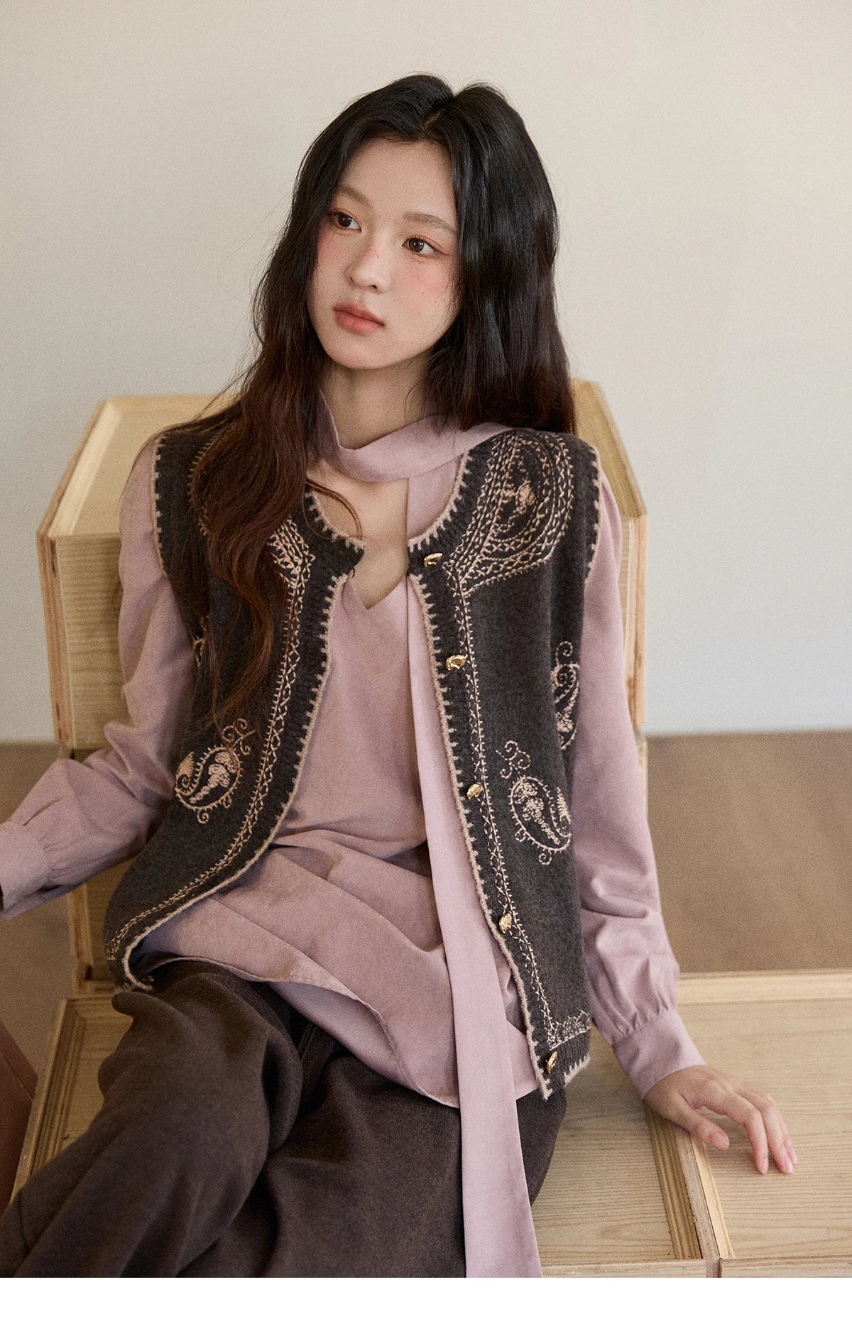 MISHOW Patterned Embroidered Vest for Women 2025 Retro Crew Neck Sleeveless Knitted Vest Commute Women's Winter Vest MXE86Z2745