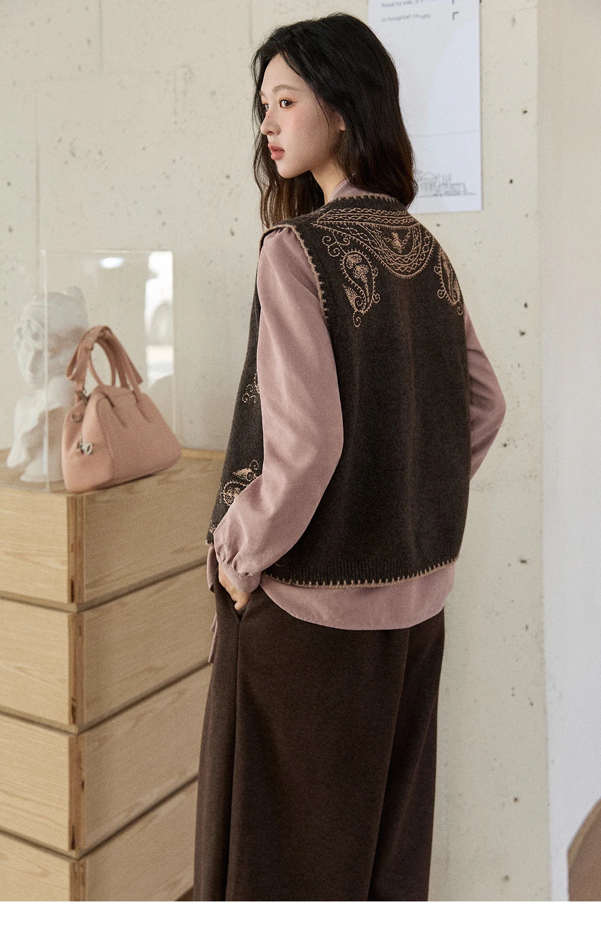 MISHOW Patterned Embroidered Vest for Women 2025 Retro Crew Neck Sleeveless Knitted Vest Commute Women's Winter Vest MXE86Z2745