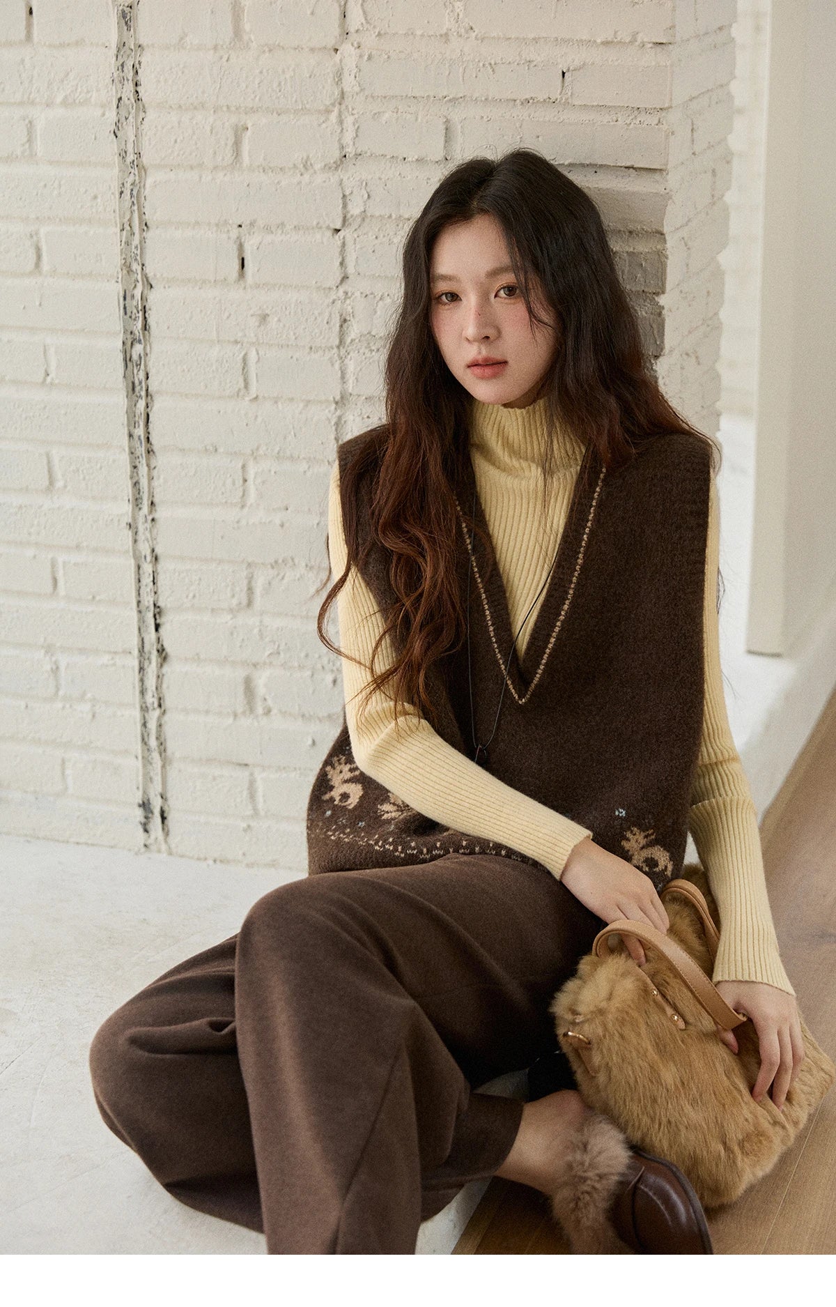 MISHOW Woman Sweater Vest 2025 Winter Retro Brown Jacquard V-neck Knitted Vest Loose Commute Versatile Pullover MXE86Z2659