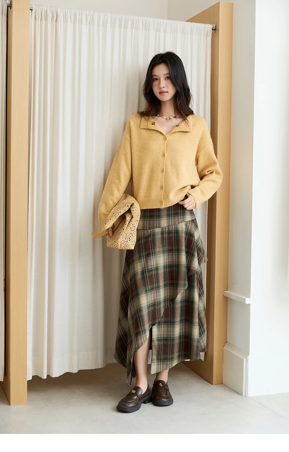 MISHOW Women's Autumn Cardigan 2025 Retro Yellow Handmade Flower Cardigan Turn-down Collar Knitted Commute Cardigan MXE47Z2591