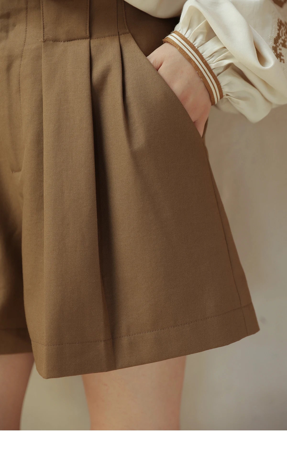 MISHOW Brown High Waist Shorts 2025 Three-dimensional I-shaped Pleated Hook Buckle Shorts Women Versatile Short Pants MXE41K1022