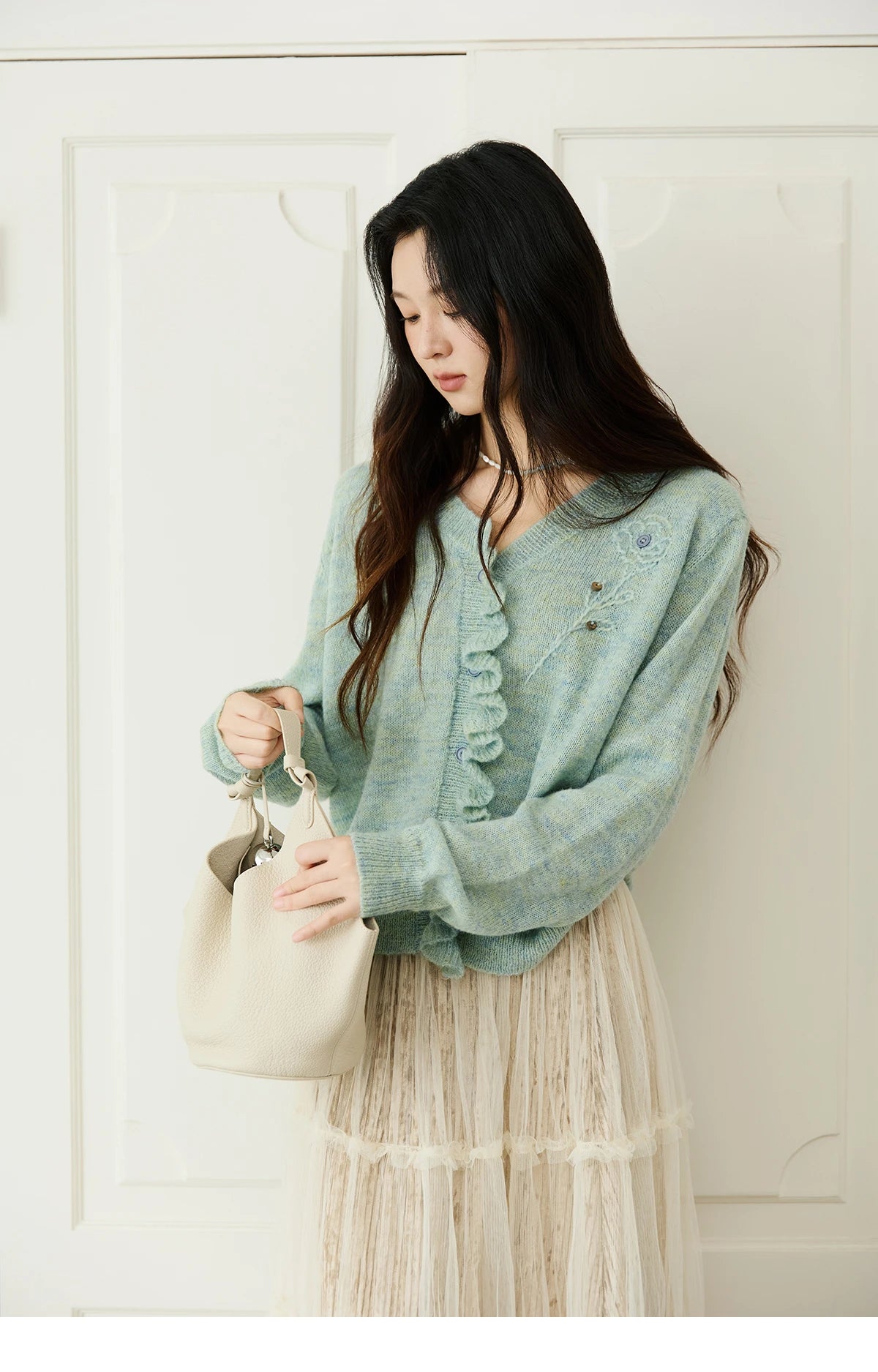 MISHOW Knitted Cardigan Women 2025 Autumn French Style Flower Embroidered V-neck Cardigan Luxury Long-sleeved Top MXE47Z2498