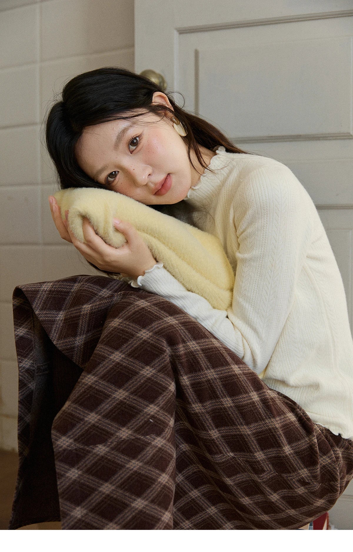 MISHOW Women's One Piece Velvet Thickened Bottom Tops 2025 Winter Versatile Black Fungus Edge Collar Knitted Tops MXE88Z2597