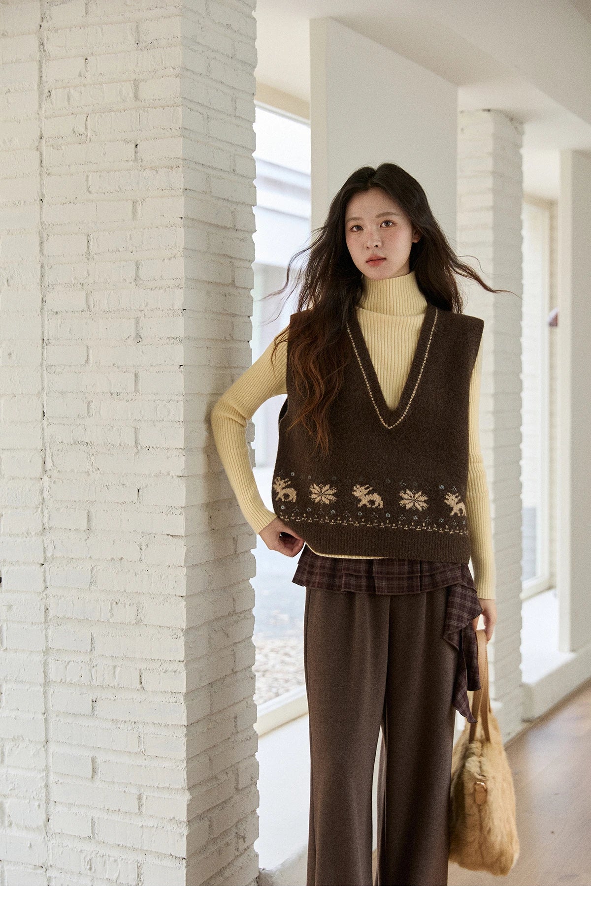 MISHOW Woman Sweater Vest 2025 Winter Retro Brown Jacquard V-neck Knitted Vest Loose Commute Versatile Pullover MXE86Z2659