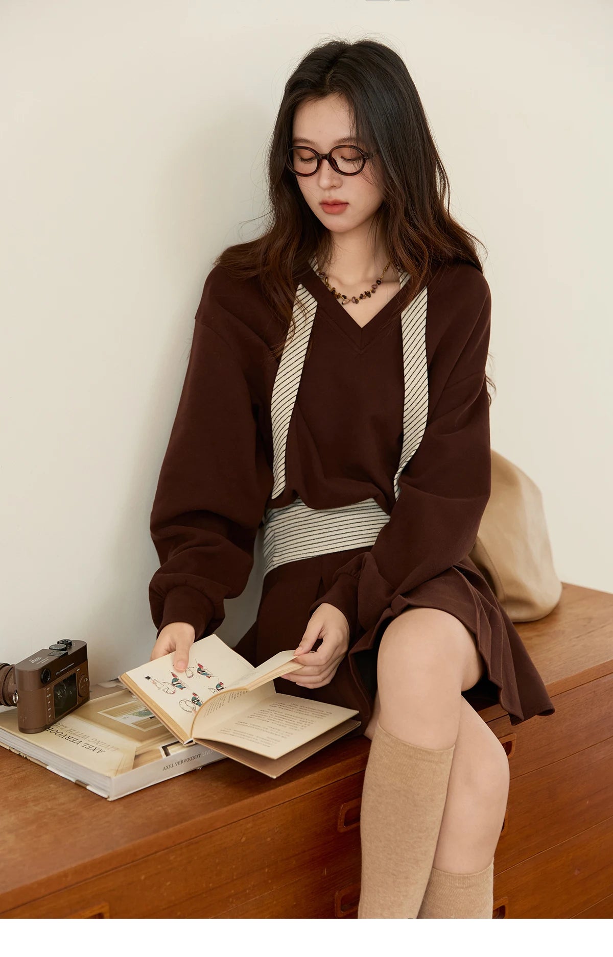 MISHOW Woman Suits 2025 Autumn Retro Brown V-Neck Sweatshirt Pleated Skirt Suit Striped Waist Belt Casual Two-piece MXE47T1415