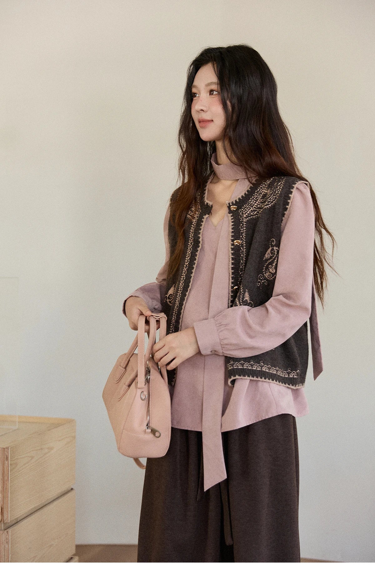 MISHOW Patterned Embroidered Vest for Women 2025 Retro Crew Neck Sleeveless Knitted Vest Commute Women's Winter Vest MXE86Z2745