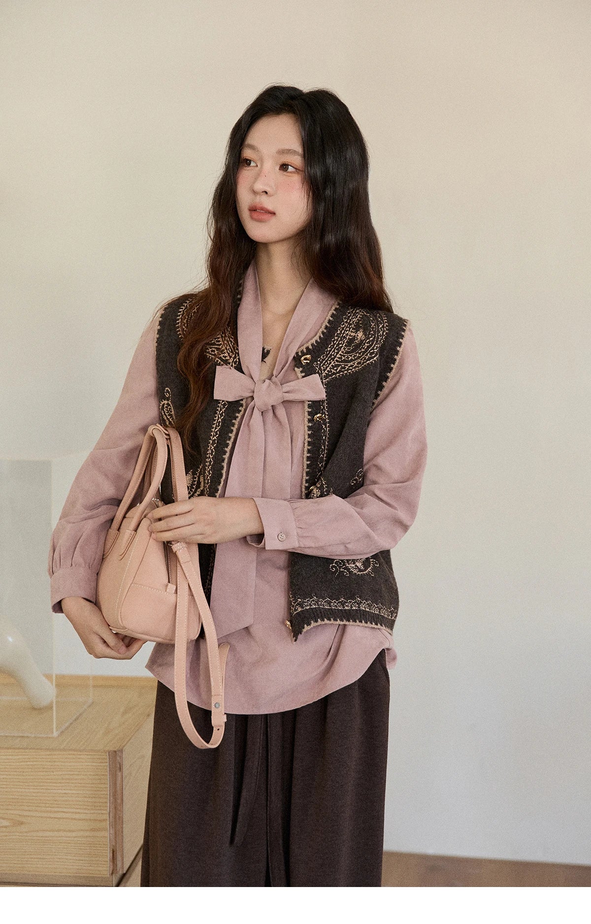 MISHOW Patterned Embroidered Vest for Women 2025 Retro Crew Neck Sleeveless Knitted Vest Commute Women's Winter Vest MXE86Z2745