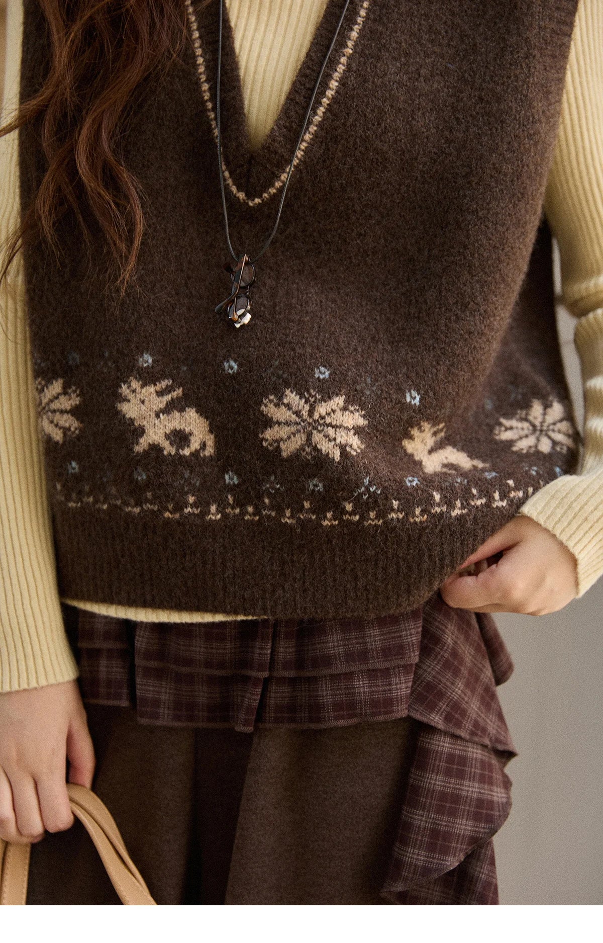 MISHOW Woman Sweater Vest 2025 Winter Retro Brown Jacquard V-neck Knitted Vest Loose Commute Versatile Pullover MXE86Z2659